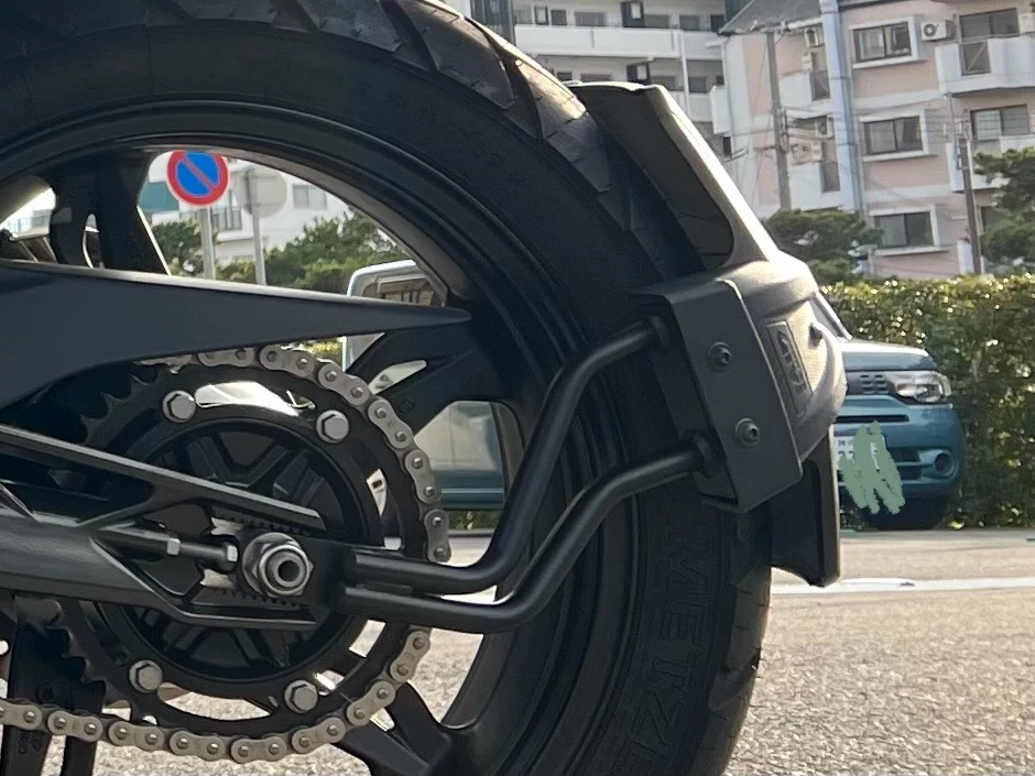 Givi  ジビ ユニバーサル 汎用リアハガー ブラック  RM02 Amazon | GIVI Universal Rear hugger ABS, black | RM02