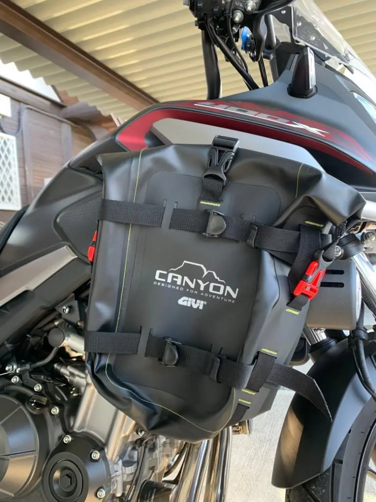 GIVI GRT722 エンジンガードバッグ 防水 8L容量 Gravel-T CANYON — GIVI専門ショップ GUUBEAT-MOTO