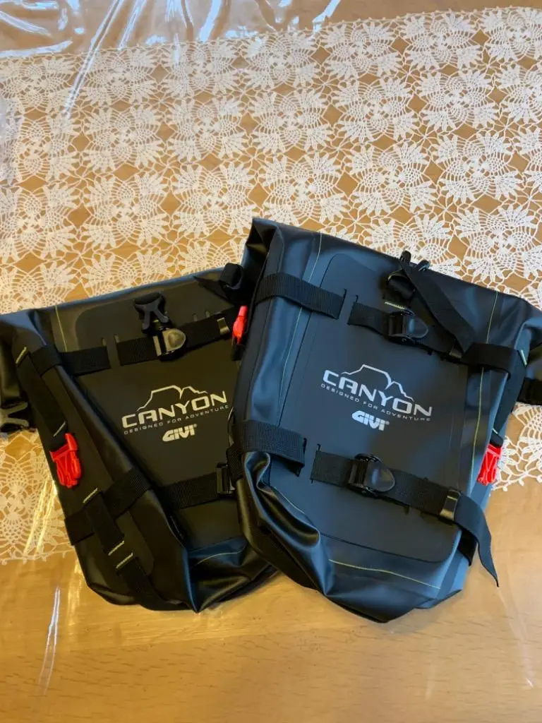 GIVI GRT722 エンジンガードバッグ 防水 8L容量 Gravel-T CANYON GIVI GRT722 エンジンガードバッグ 防水 8L容量 Gravel-T CANYON