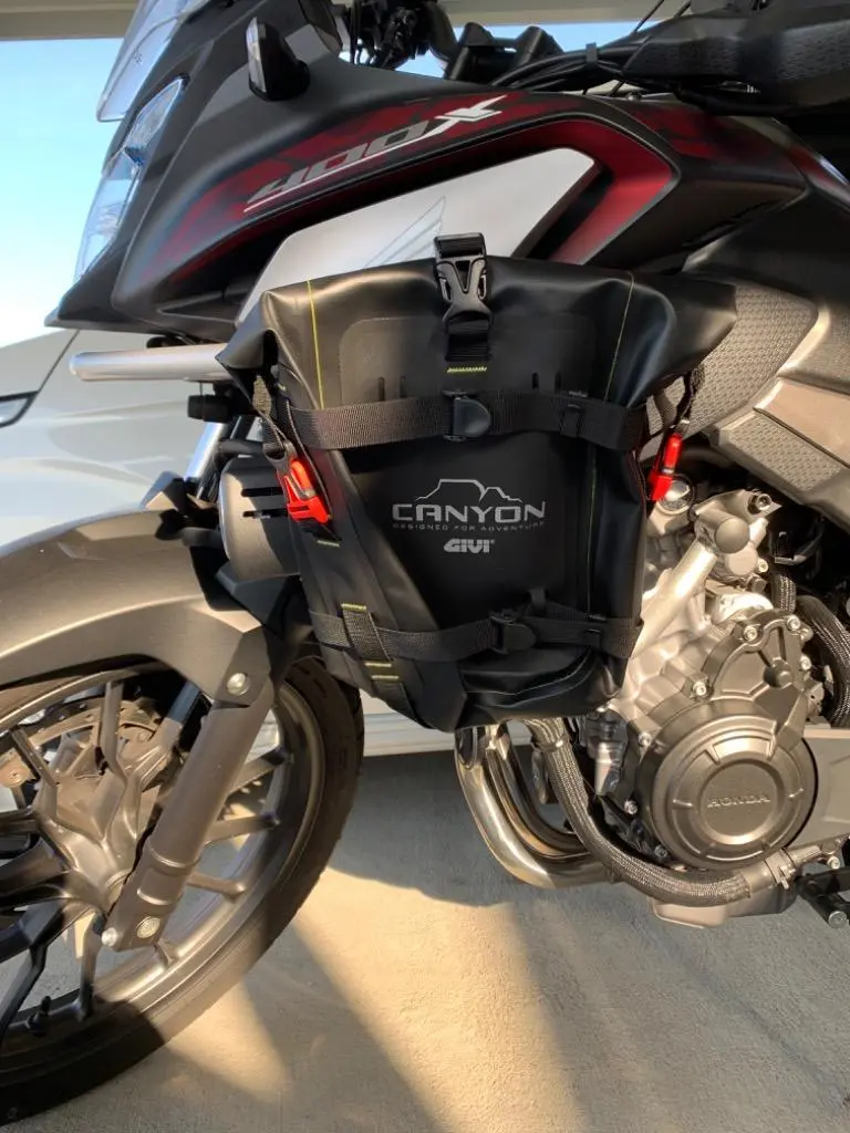 GIVI GRT722 Gravel-T CANYON 防水エンジンガードバッグ ツールバッグ クラッシュバーバッグ 8L容量 T513 ジ —  GIVI専門ショップ GUUBEAT-MOTO