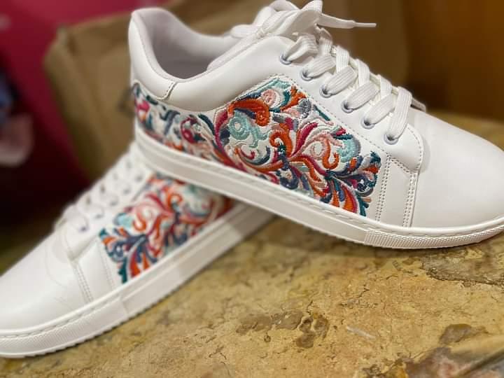 靴 Hana's embroidery shoes Unisex rose and butterfly embroidery shoes sneakers ユニ
