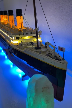 Titanic Building Blocks Set, 2288 Pieces Big Ship Block Model Set with  Light Strip, Glacier, Ideal Gift for Adults and Kids