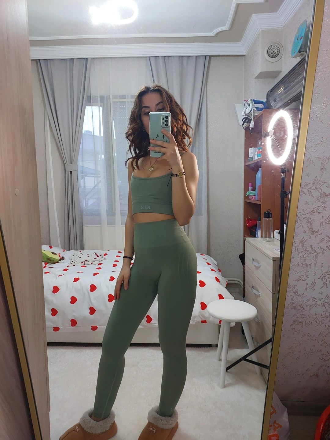 Yubkasiz tayt kiygan oqituvchi