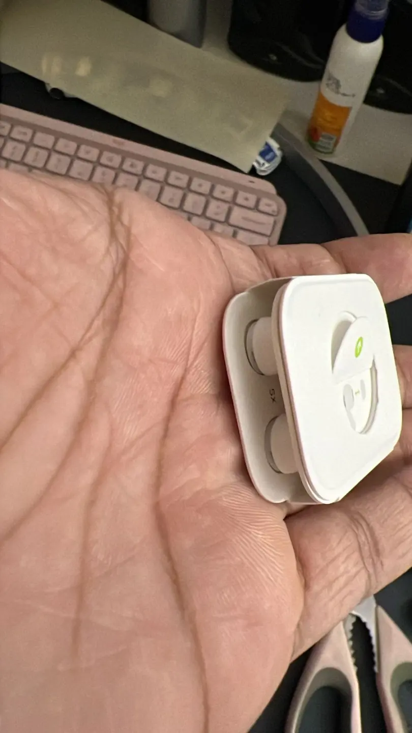 Blinking Green What Does It Mean When Your Airpods Flash Red