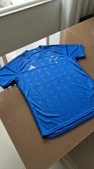 Cliente da Oliver Company mostrando a camisa
