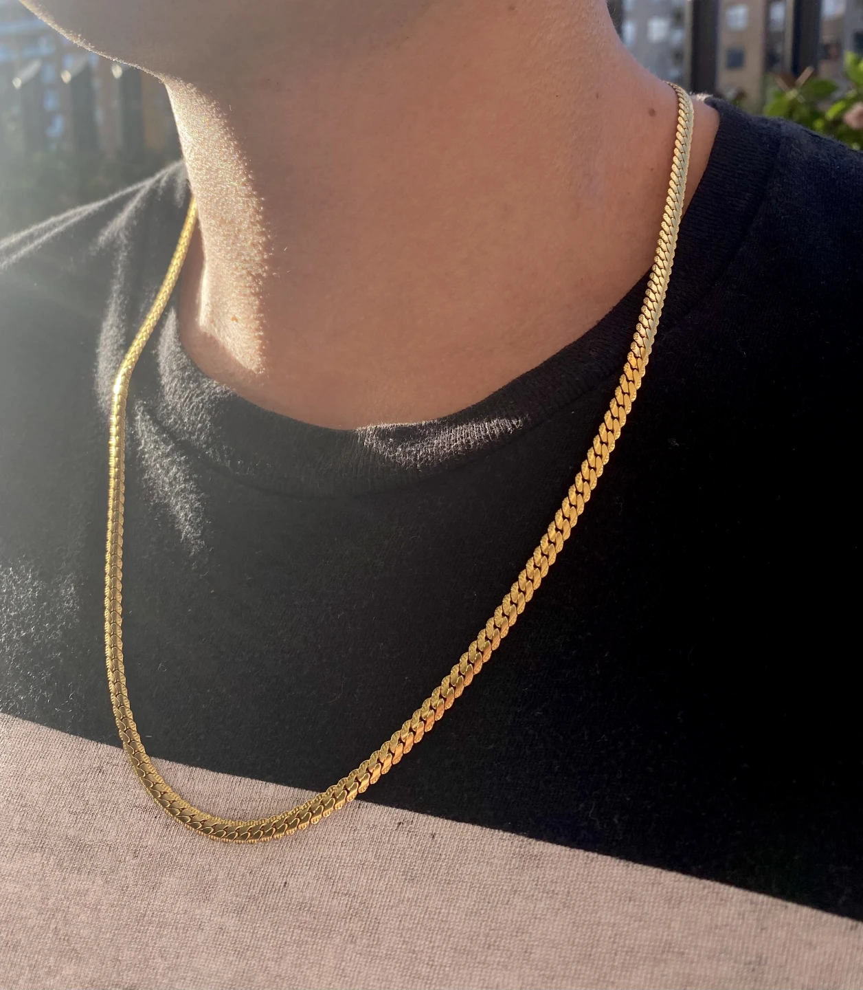 Foto enviada por un cliente de Alpha Elements 18K mostrando su cadena en oro laminado 18K