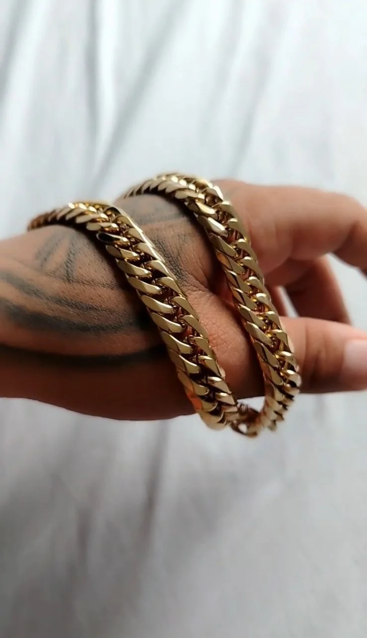 Foto enviada por un cliente de Alpha Elements 18K mostrando su cadena en oro laminado 18K