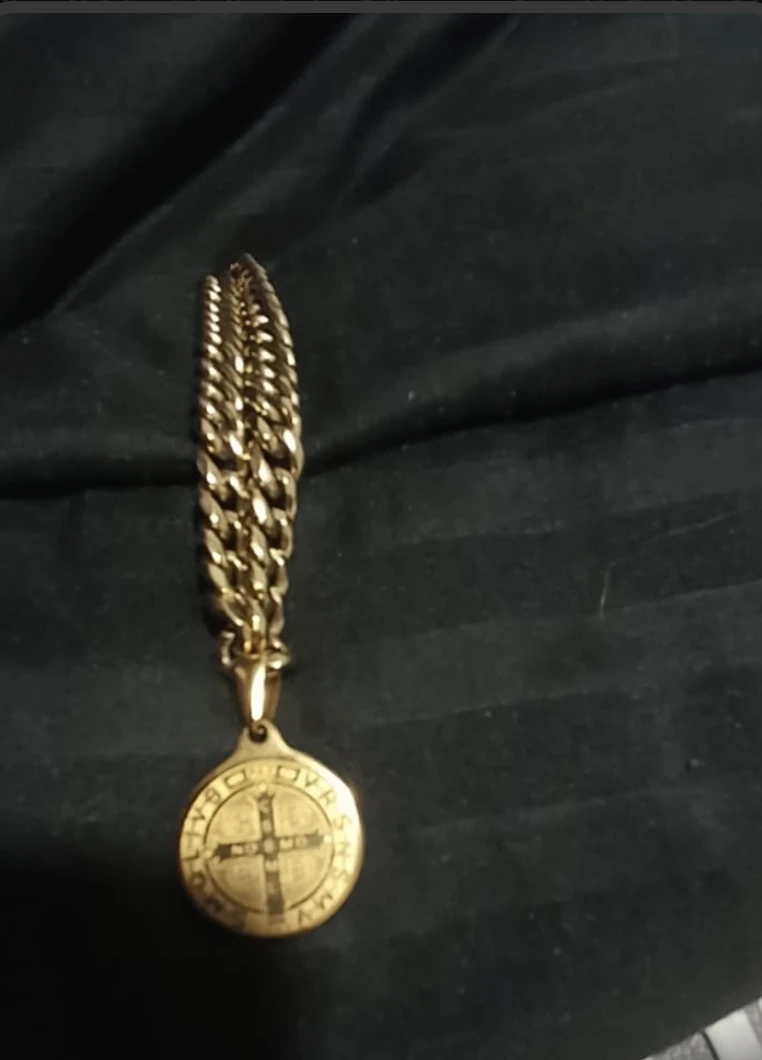 Foto enviada por un cliente de Alpha Elements 18K mostrando su cadena en oro laminado 18K