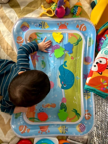 Familia mostrando el producto recibido