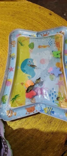 Bebé disfrutando el tapete sensorial