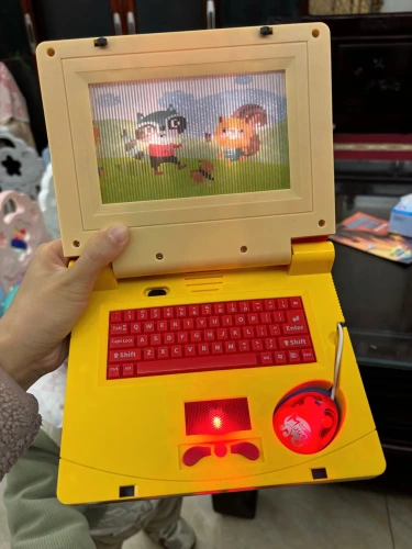 Laptopul educativ fotografiat de un cumpărător