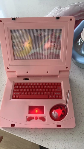 Copil folosind laptopul interactiv