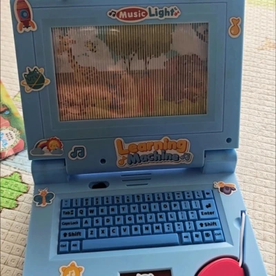 Fotografie trimisă de un părinte cu laptopul-jucărie