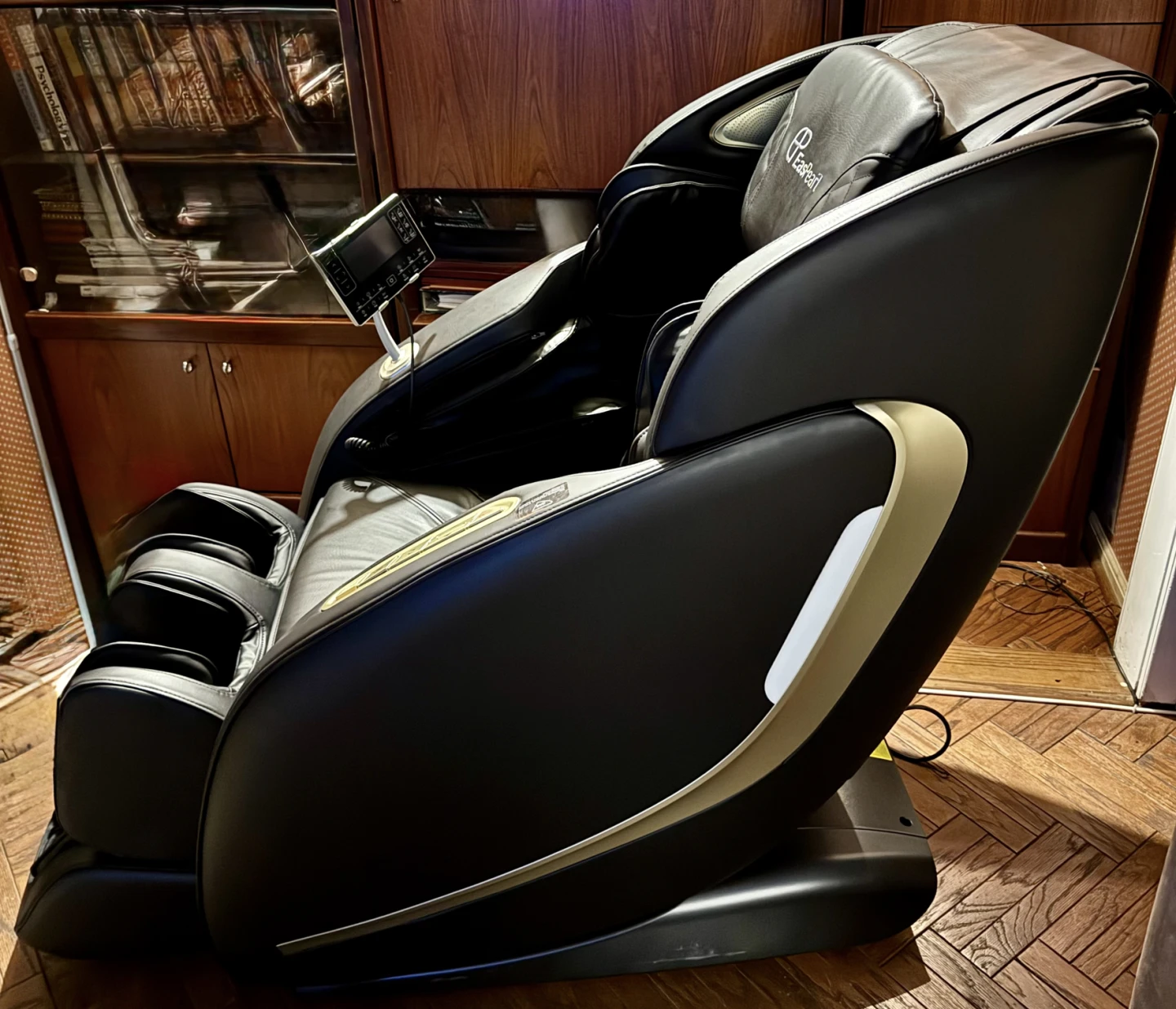 EasPearl® R8089 PRO - Shiatsu Stretch Massage Recliner with