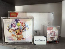 Boîte Acrylique Transparente Avec Couvercle Magnétique Pour Cartes Pokémon UPC ME2 – Protection Et Exposition Premium